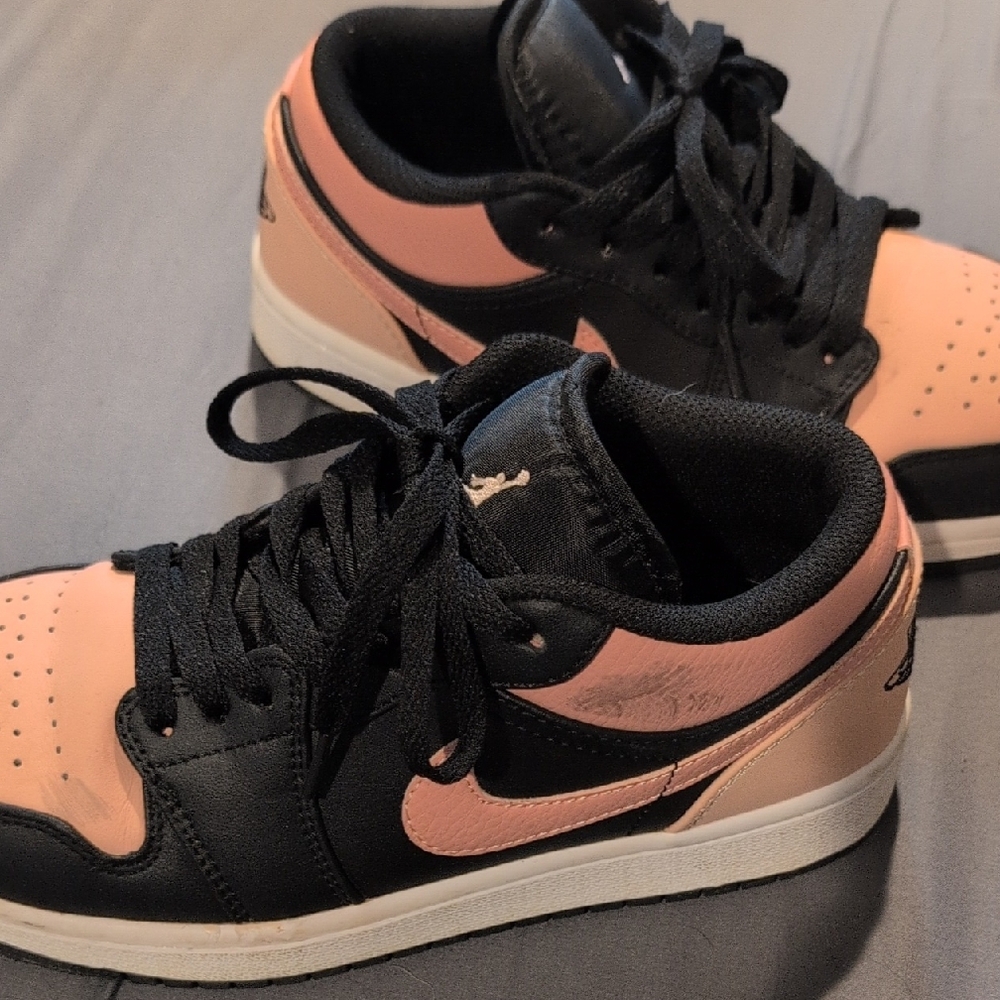 Nike Women's Black and Peach Sneakers